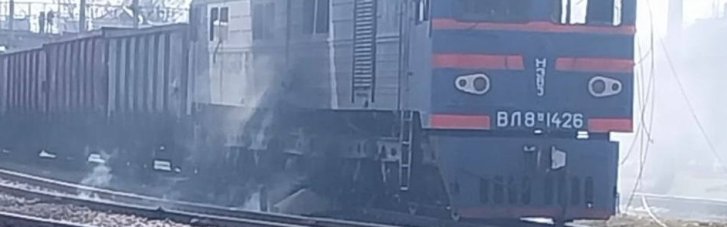 На Дніпропетровщині росіяни атакували приміський потяг та локомотив вантажного потяга