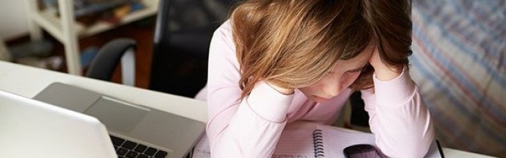 У Франції заборонили соцмережі дітям до 15 років