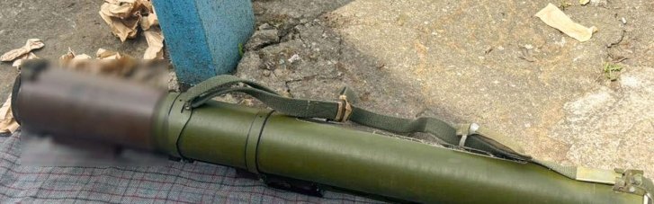 Гранатомет, гранати та півтори тисячі набоїв: поліцейські на Миколаївщині знайшли схрон (ФОТО)