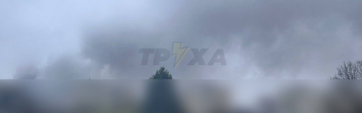 Луцк после обстрела затянуло дымом, жителей просят закрыть окна