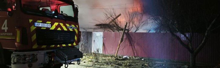 Россияне ударили дронами по пригороду Запорожья: 4 пострадавших, горели дома и газопровод (ФОТО)