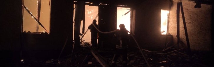 Ворог вдарив по будинку культури на Чернігівщині. Є поранені, серед них діти