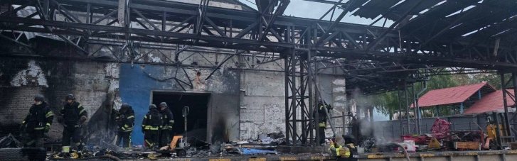 Враг трижды за сутки бил по депо "Новой почты" в Харькове (ФОТО)
