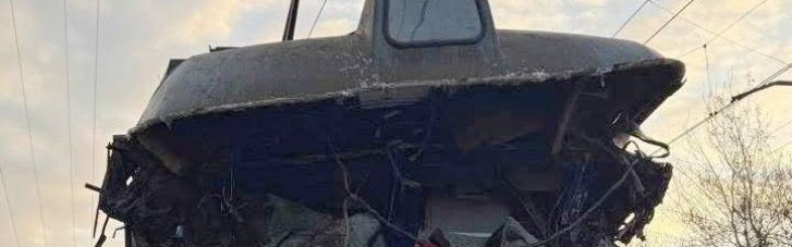 На Львівщині зіштовхнулися автокран і поїзд: загинув машиніст, є травмовані (ФОТО)