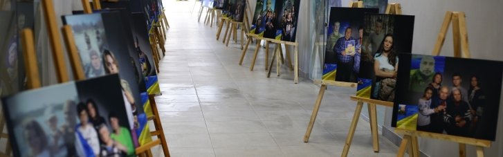 Хто вмирає в боротьбі – в серцях живе навіки: у Хмельницькому презентували виставку фотопортретів (ФОТО, ВІДЕО)