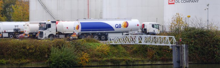Индия и дальше покупает российскую нефть несмотря на санкции США, — СМИ
