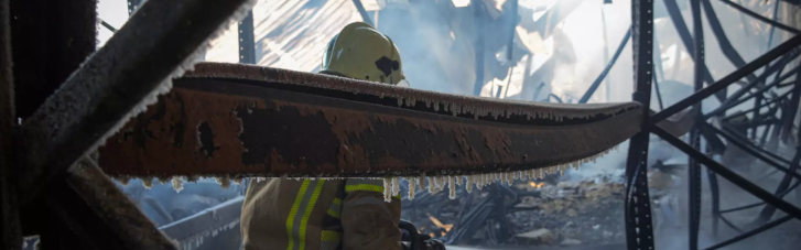 На Київщині рятувальники п’яту добу ліквідовують наслідки обстрілу росармією підприємства (ВІДЕО)