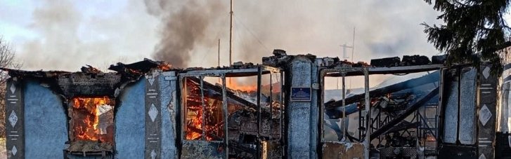 Враг дважды прицельно ударил по пожарной части Сумской области. Поврежден спецтранспорт и помещение депо