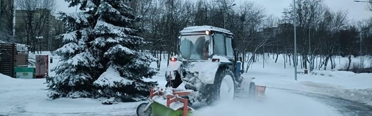В Киеве — снежный коллапс на дорогах: где наихудшая ситуация (ФОТО, ВИДЕО)