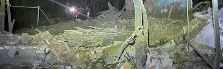 На Запорожье из-за вражеского удара разрушен дом. Из-под завалов спасли женщину
