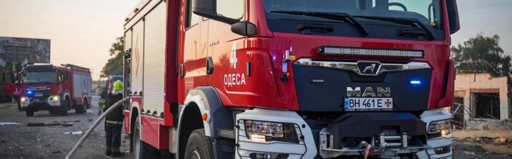 В Одесской области из-за ракетного удара горели СТО и автомобили (ФОТО)