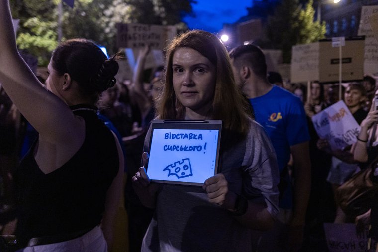 Мар'яна Безугла на мітинзі за незалежність антикорупційних органів