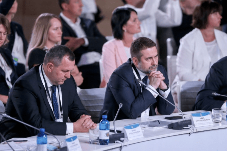 Голова Луганської обладміністрації (керівник обласної військово-цивільної адміністрації) Сергій Гайдай, праворуч, під час спільного засідання президії Конгресу місцевих та регіональних влад при главі держави та Національної ради реформ, 2021 р. / УНІАН