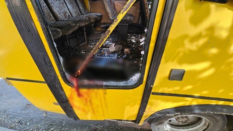 Поврежденный обстрел автобус