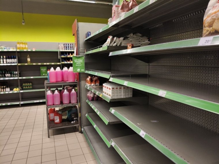 Майже пусті полиці продуктів харчування і товарів першої потреби в одному зі столичних супермаркетів