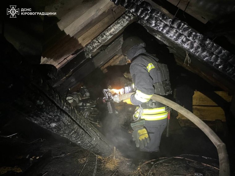 Рятувальник гасить пожежу