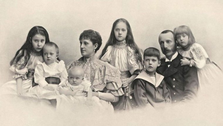Ерцгерцог Карл Стефан з родиною. Вільгельму тут два роки, він сидить на руках у матері