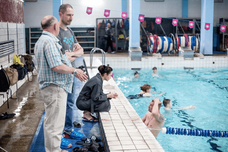 Чемпіон світу Денис Силантьєв проводить реабілітацію військових плаванням