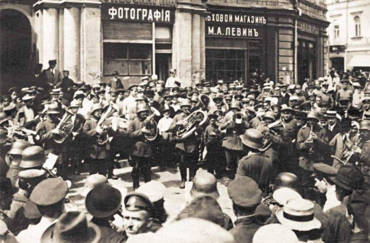 Немецкий военный оркестр возле Киевской городской думы. Весна 1918 г.