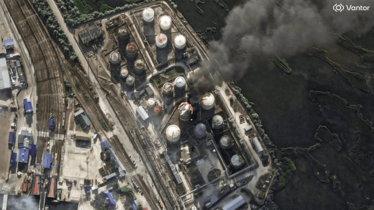 Пожар на нефтебазе в порту Кавказ, Россия, 21 июня 2026 года. Фото: "Схемы"