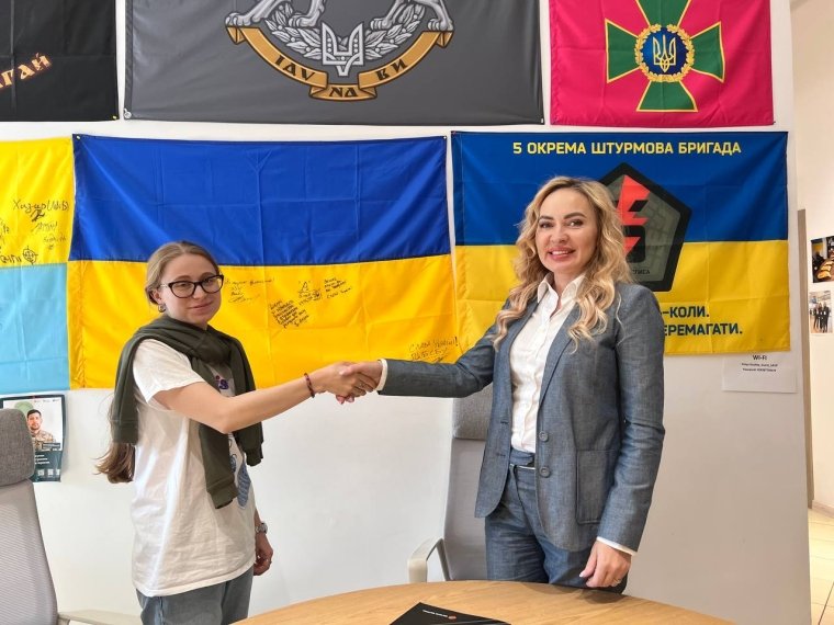 Татьяна Андрианова (справа) при подписании меморандума с Анастасией Заречной — директором БФ "Після Служби"
