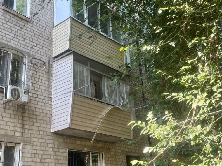 Пошкоджений обстрілом будинок на Дніпропетровщині
