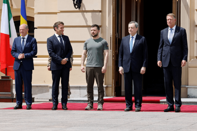 Президент України Володимир Зеленський позує поруч із канцлером Німеччини Олафом Шольцем, президентом Франції Емманюелем Макроном, прем'єр-міністром Італії Маріо Драгі та президентом Румунії Клаусом Вернером Йоганнісом у Києві, 16 червня 2022 року / Getty Images