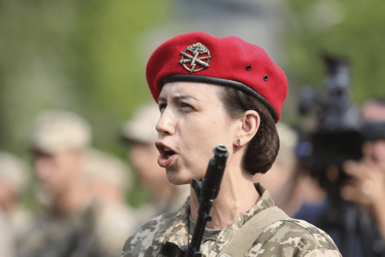 Тетяна Чорновол у званні молодшого лейтенанта артилерії складає Військову присягу на вірність Українському народові, 2018 р. / УНІАН