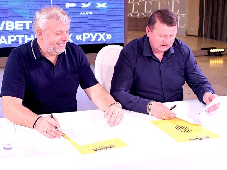 Фото: засновник ФК"Рух" Григорій Козловський та директор БК Favbet Ігор Сірук