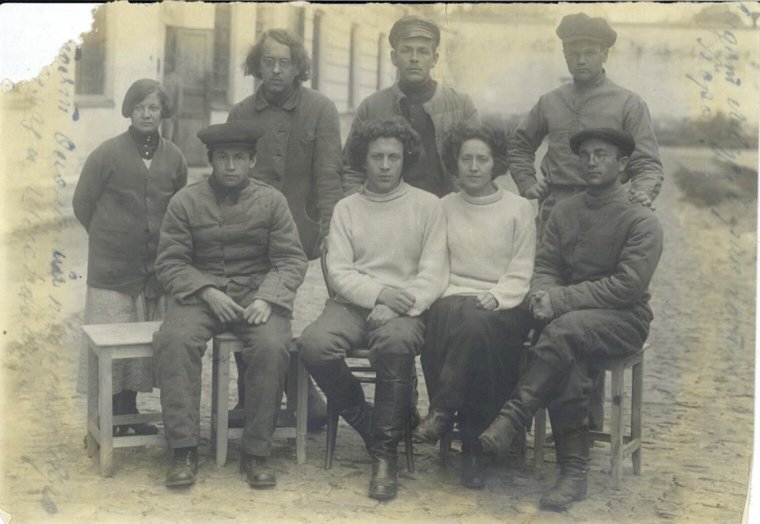 "Набатовцы" в харьковском БУПРе. 1922 г. Слева направо. Верхний ряд: Ревекка Ярошевская, Алексей Олонецкий, Проценко, Антон Шляховой. Нижний ряд: Левада, Иван Чарин, Лия Готман, Арон Барон