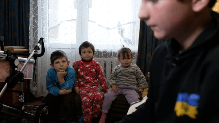 Братья и сестра 12-летнего Анатолия