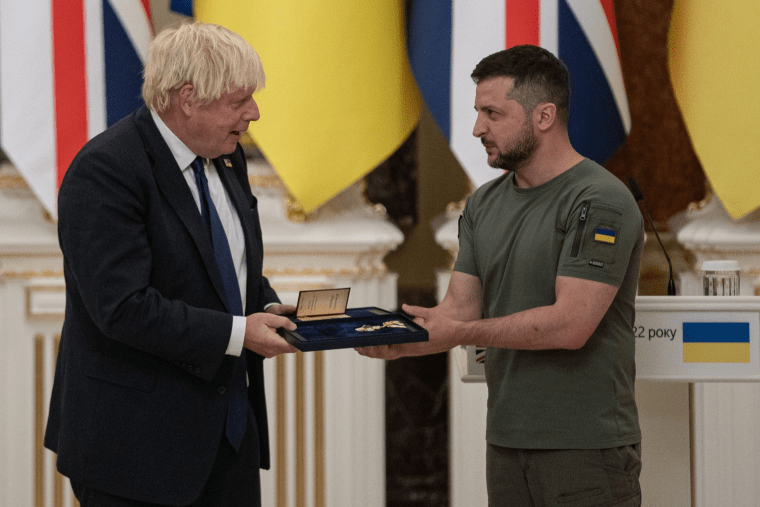 Президент Украины Владимир Зеленский вручает награду премьер-министру Великобритании Борису Джонсону 24 августа 2022 года в Киеве / Getty Images