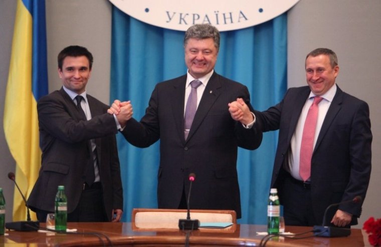 Міністр закордонних справ України Павло Клімкін, президент України Петро Порошенко та колишній виконувач обов'язків міністра закордонних справ Андрій Дещиця, 2014 р./УНІАН