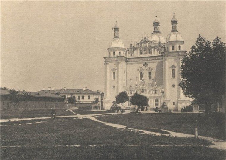 Військовий Микільський собор ("Великий Микола"), збудований коштом гетьмана Івана Мазепи у 1690-1696 рр., архітектор Й. Д. Старцев. За постановою політбюро ЦК КП(б)У від 23 травня 1936-го собор зруйнували. Фото початку ХХ ст.