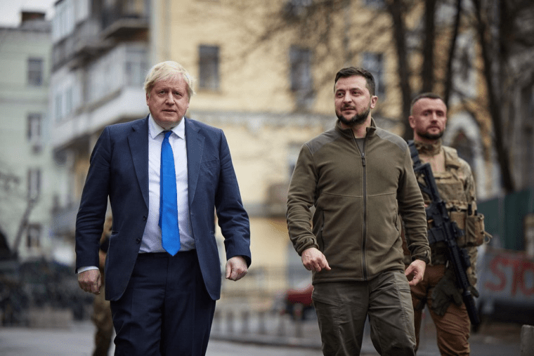 Премьер-министр Великобритании Борис Джонсон с президентом Украины Владимиром Зеленским прогуливаются по центру Киева, 9 апреля 2022 года / Getty Images