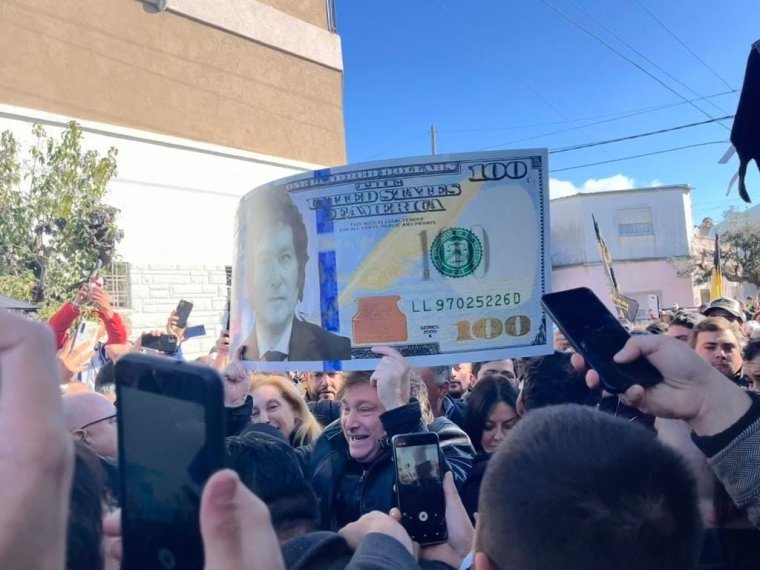 Во время гиперинфляции Милей изо всех сил пытался запомниться наиболее ярким обещанием — перевести Аргентину на стабильный доллар