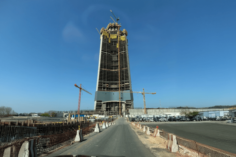 На строительстве Jeddah Tower круглосуточно работает около 6000 человек