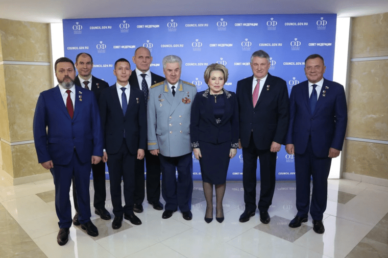 Андрей Деркач (слева) с группой российских сенаторов