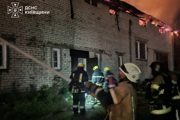 Російська армія обстріляла два райони Київшини, спалахнули пожежі (ФОТО)