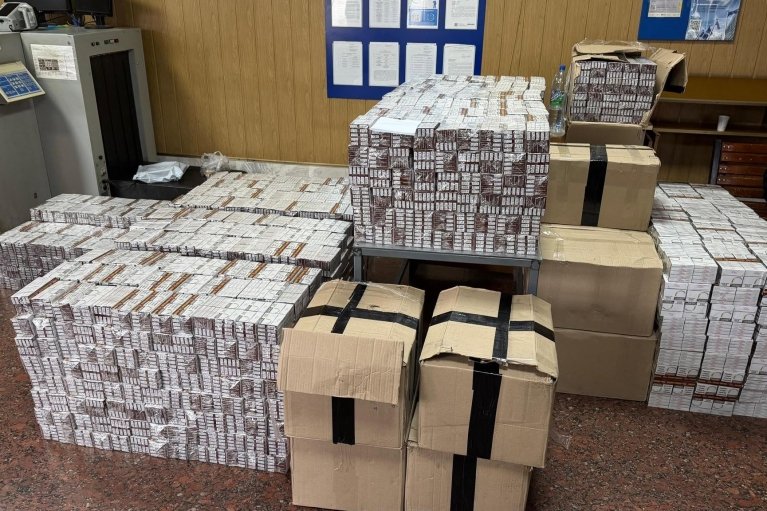 Меблевий рейс із тютюновим "бонусом": прикордонники зупинили вантажівку з 51 тисячею пачок контрабандних цигарок (ВІДО)