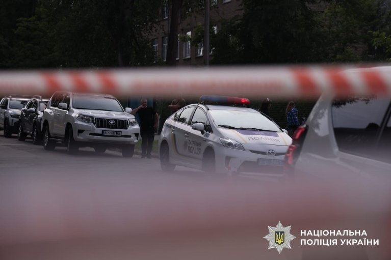 Вооруженное нападение в Запорожье: трое полицейских ранены, нападавшего застрелили (ФОТО)