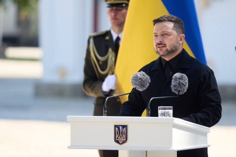 Зеленський привітав українців з Днем Конституції (ВІДЕО)