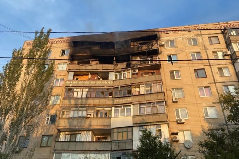 У Краматорську ворог атакував автівки "швидкої" та багатоповерхівку. Є жертви