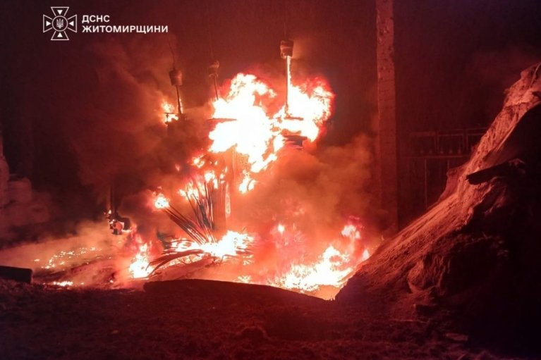 Росіяни другий день поспіль нищать критичні об'єкти Житомирщини, вирують пожежі (ФОТО)