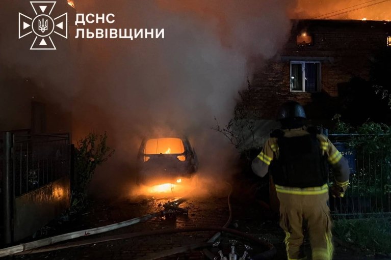 Збитий дрон упав на житлові будинки під Львовом, спалахнула пожежа (ФОТО)