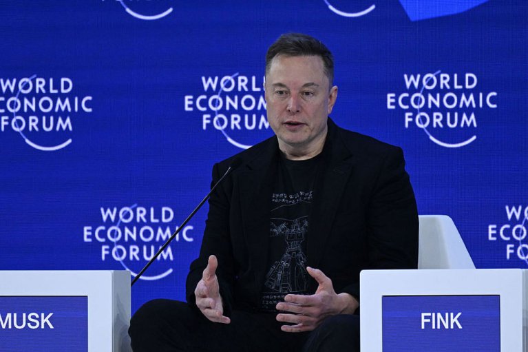 Маск розповів, чому забороняє використовувати Starlink для наступальних атак