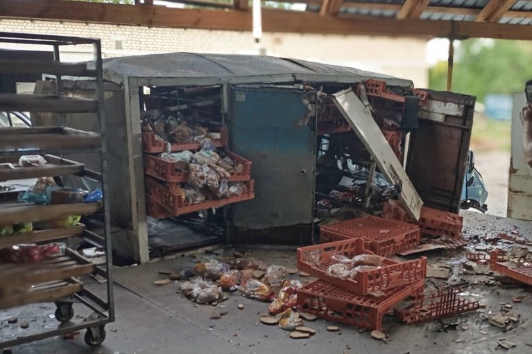 У Глухові на Сумщині ворожі дрони вдарили по хлібокомбінату