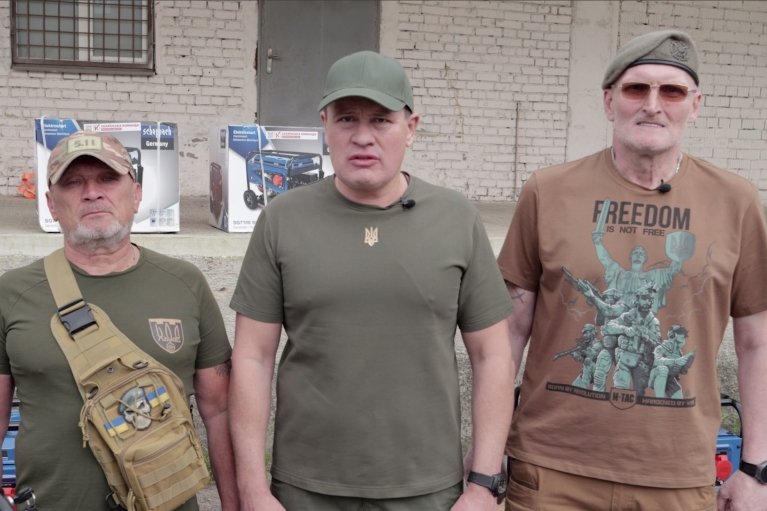 Бійці 101 бригади ТРО отримали від "Української команди" електромотоцикл та партію генераторів