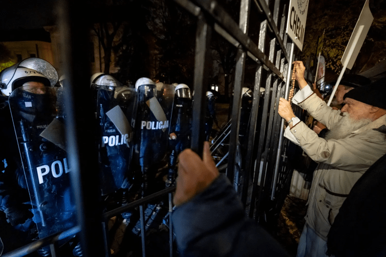 У Польщі загострилася криза навколо Конституційного трибуналу: Навроцький екстрено повертається до Варшави