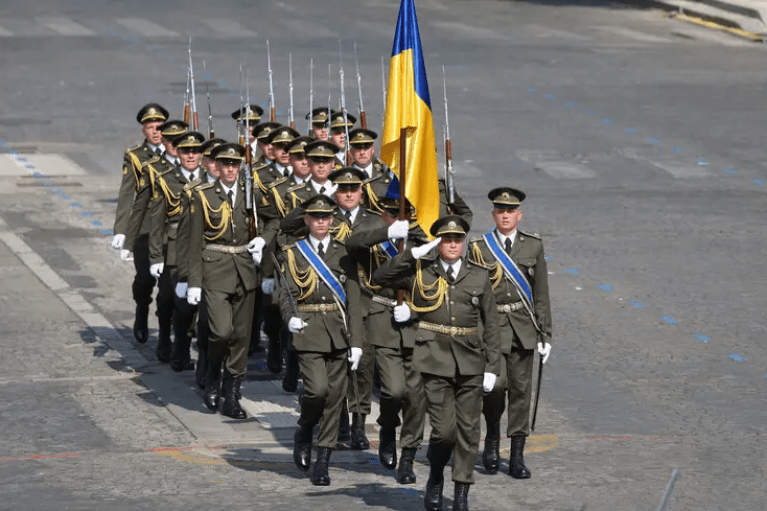 Українські військові на Єлисейських полях у Парижі відкрили парад до Дня взяття Бастилії (ВІДЕО)